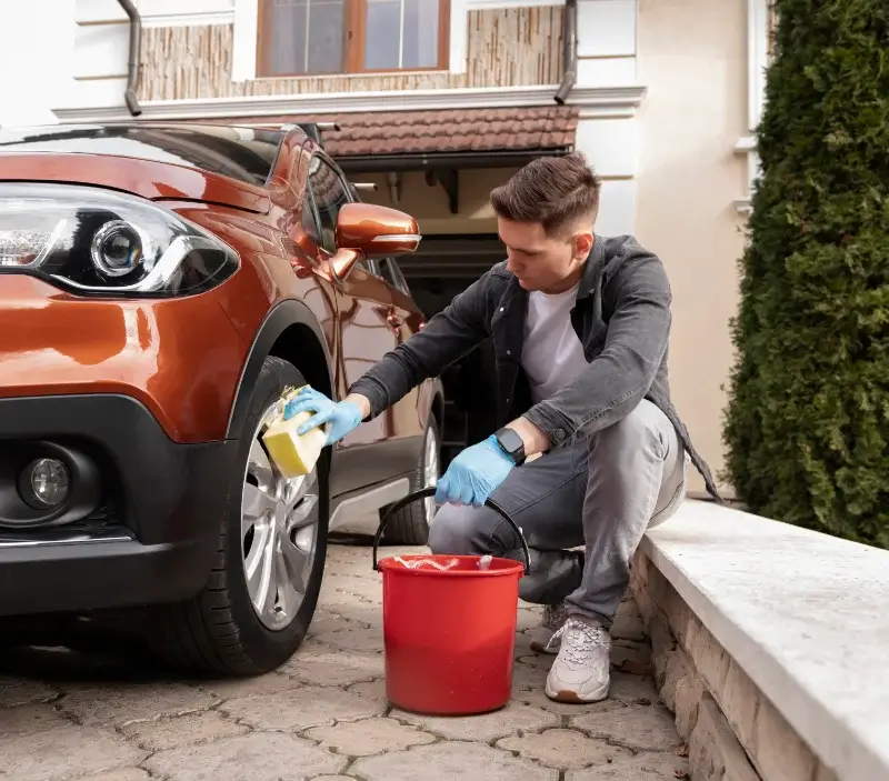 Lavage auto à domicile Le Haut-Corlay : professionnel intervenant sur un véhicule
